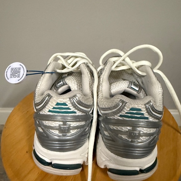 New Balance 1906 Men’s Size 10.5 Silver, White and Green Sneakers - Picture 2 of 4